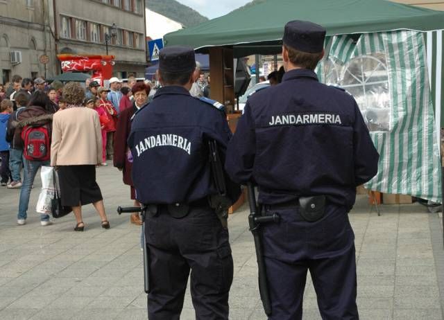 O tanara a furat cosmetice dintr-un supermarket