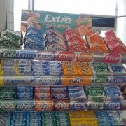 A FURAT GUMA DE MESTECAT DINTR-UN SUPERMARKET