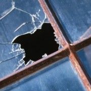 POLITISTII AU IDENTIFICAT UN TANAR, BANUIT DE COMITEREA INFRACTIUNII DE DISTRUGERE