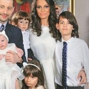 ADI SINA, UN TATA PREOCUPAT DE CARIERA COPIILOR! CINE IL AJUTA PE ARTIST SI PE ANCA SEREA IN „CARIERA” DE PARINTI