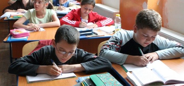 Aproape 2.000 de elevi din Arad ar putea să rămână cu mediile neîncheiate în primul semestru