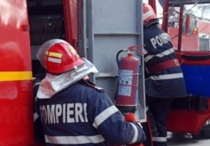 Incendiu și explozii intr-un atelier auto din Arad