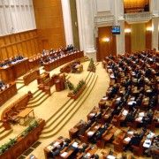PARLAMENTARII NU RENUNTA LA PENSIILE SPECIALE
