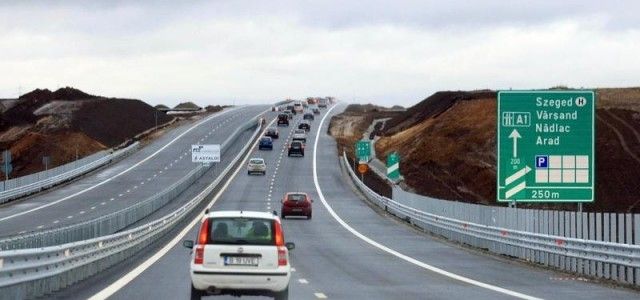 Nu a împlinit un an de folosință și autostrada Arad-Nădlac este plină de gropi