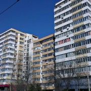 Piaţa investiţiilor imobiliare din România s-a înjumătăţit, în primele şase luni