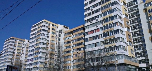 Piaţa investiţiilor imobiliare din România s-a înjumătăţit, în primele şase luni