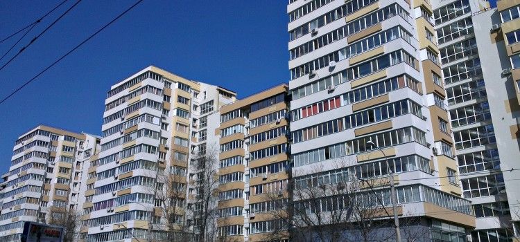 Piaţa investiţiilor imobiliare din România s-a înjumătăţit, în primele şase luni