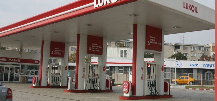 LUKOIL ESTE INTERESAT SA PREIA O PARTICIPATIE MAJORITARA LA BASHNEFT