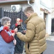 CANDIDATUL PENTRU PRIMARIA CURTICI, DIN PARTEA ALDE,  A IMPARTIT FLORI DE ZIUA FEMEII