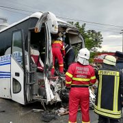 Accident grav în comuna Secusigiu, un autocar a fost lovit frontal de o autoutilitară