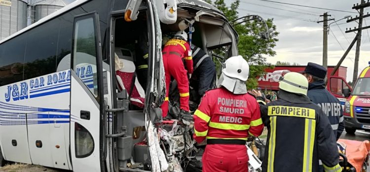 Accident grav în comuna Secusigiu, un autocar a fost lovit frontal de o autoutilitară