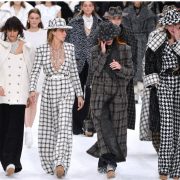 Chanel prezinta noua colectie de moda, in memoria lui Karl Lagerfeld. Aparitii de senzatie pe cele mai mari scene de modeling din lume!