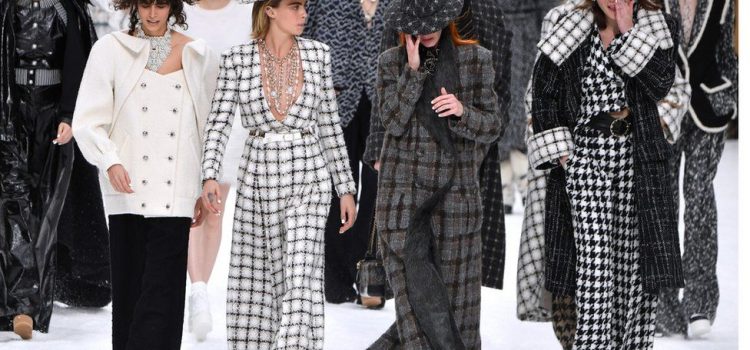 Chanel prezinta noua colectie de moda, in memoria lui Karl Lagerfeld. Aparitii de senzatie pe cele mai mari scene de modeling din lume!