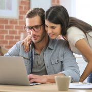 Opt din zece tineri sunt îngrijorați de costul ridicat al vieții