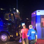 Zece persoane rănite, în urma coliziunii dintre un autobuz şi un TIR