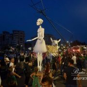 La Arad, păpușile ies în stradă și la… mall