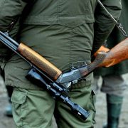 Braconieri opriți cu focuri de armă, la Mădrigești. Doi tineri au fost arestați