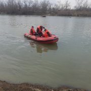 Pompierii arădeni au salvat un bărbat care a rămas blocat în nămol, în râul Mureș
