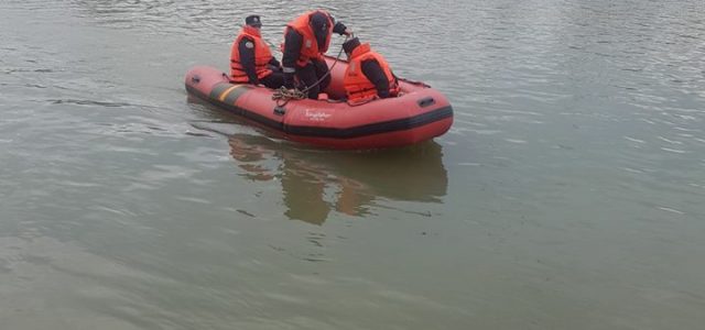 Pompierii arădeni au salvat un bărbat care a rămas blocat în nămol, în râul Mureș