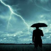 Furtunile de luni seară au dus la o adevărată pană electrică în tot județul Arad