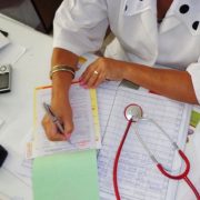 Număr record de concedii medicale luate de angajații români în 2018