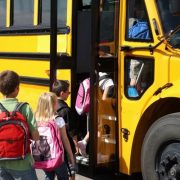 Transportul elevilor arădeni care fac naveta va fi decontat integral