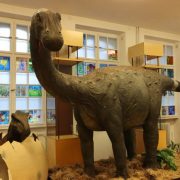 Dinozauri în mărime naturală, expuși la Complexul Muzeal Arad