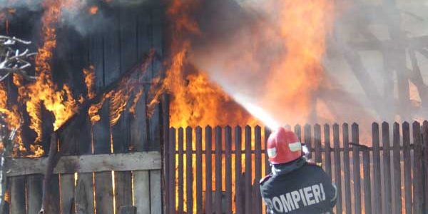 Incendiu la o casă din Felnac. Două persoane au fost rănite