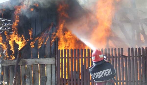 Incendiu la o casă din Felnac. Două persoane au fost rănite