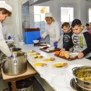 Aproape 515.000 de copii vor beneficia în acest an de programul „Masă Sănătoasă”