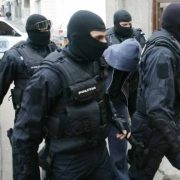 Percheziții în Arad și alte județe: un fals agent SRI a pus pe picioare o structură clandestină de informații