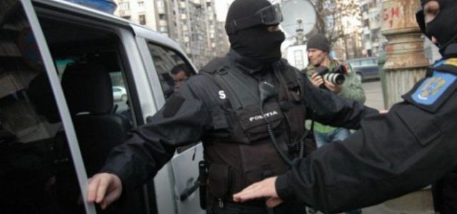 Ofițeri din cadrul DGA Arad participă la zeci de percheziții din trei județe, într-un dosar de corupție