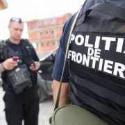 Două taxiuri pline cu refugiați au fost descoperite în apropierea frontierei cu Ungaria