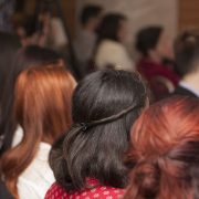 Look feminin pentru evenimentele de business. Cum obtii singura o manichiura profesionala si gene perfecte?