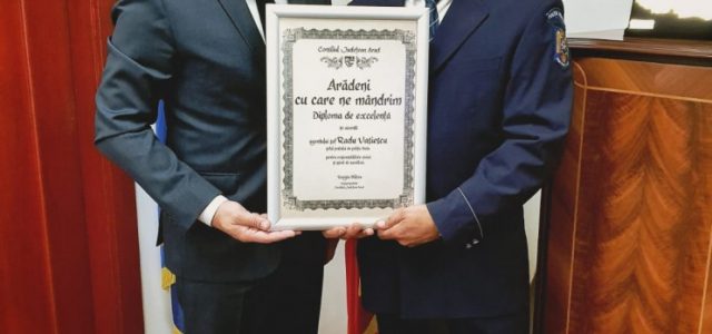 Poliţistul salvator Radu Vasiescu a primit diploma „Arădeni cu care ne mândrim”