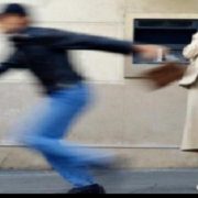 Jaf în plină stradă. O femeie din Arad a rămas fără banii din portofel