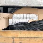 Peste 400.000 de pachete cu ţigări de contrabandă, depistate într-un automarfar la P.T.F. Nădlac II
