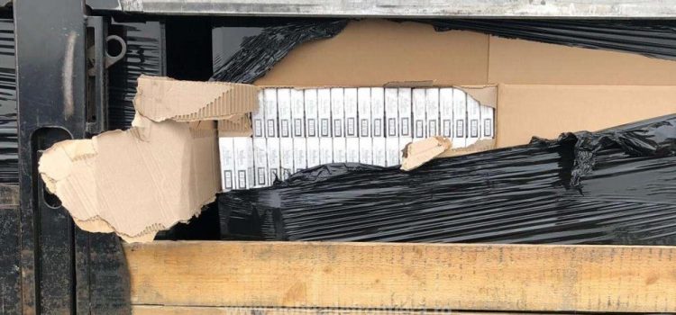 Peste 400.000 de pachete cu ţigări de contrabandă, depistate într-un automarfar la P.T.F. Nădlac II