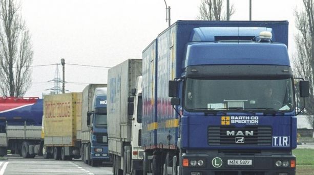 Coloane de camioane la ieşirea din ţară prin principalele puncte de la graniţa cu Ungaria