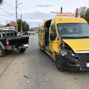 Şapte copii au ajuns la spital, după ce un autoturism a intrat într-un microbuz şcolar în Ghioroc