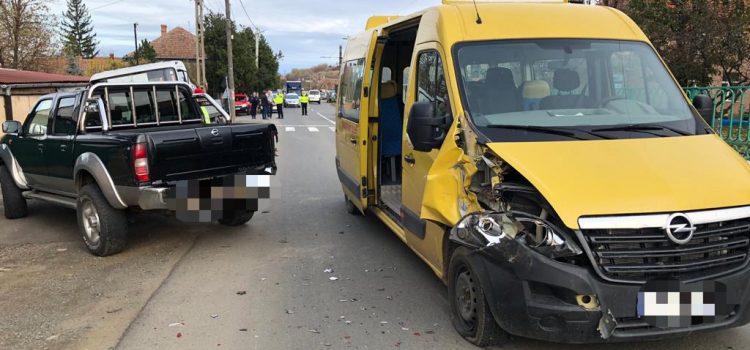 Şapte copii au ajuns la spital, după ce un autoturism a intrat într-un microbuz şcolar în Ghioroc