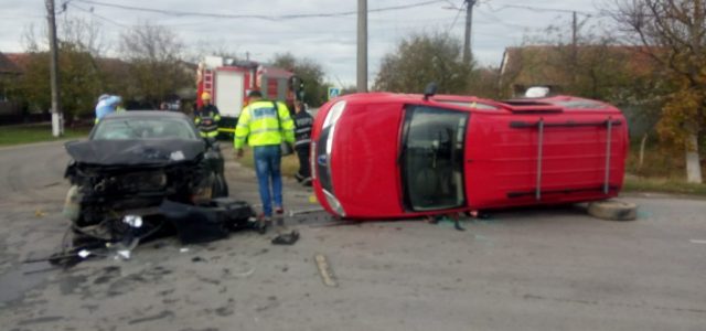 Accident la Șicula. Două persoane au fost rănite