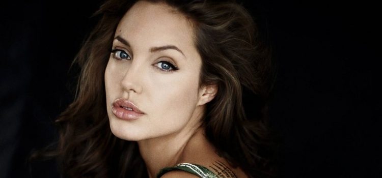 Angelina Jolie, poze nud la 44 de ani