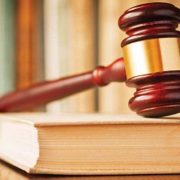 Opt foști sudenți de la UVVG Arad, condamnați în dosarul „Diplome de licenţă fără studii”