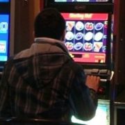 Proiect în Parlament: Sălile de jocuri de noroc, interzise total la parterul blocurilor