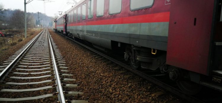 Un tren a deraiat la Bârzava. Traficul a fost blocat