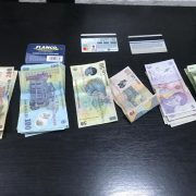 O borsetă plină cu bani a fost găsită de jandarmii din Lipova și restituită proprietarului