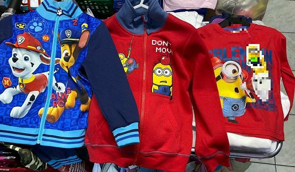 Jucării și haine contrafăcute, confiscate de polițiștii economici