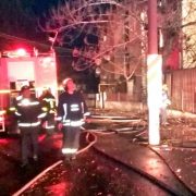 O clădire CFR din apropierea Gării Curtici, distrusă de un incendiu