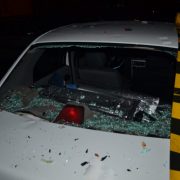 Șapte mașini au fost distruse pe o stradă din Arad, de un bărbat care a folosit pietre și gantere